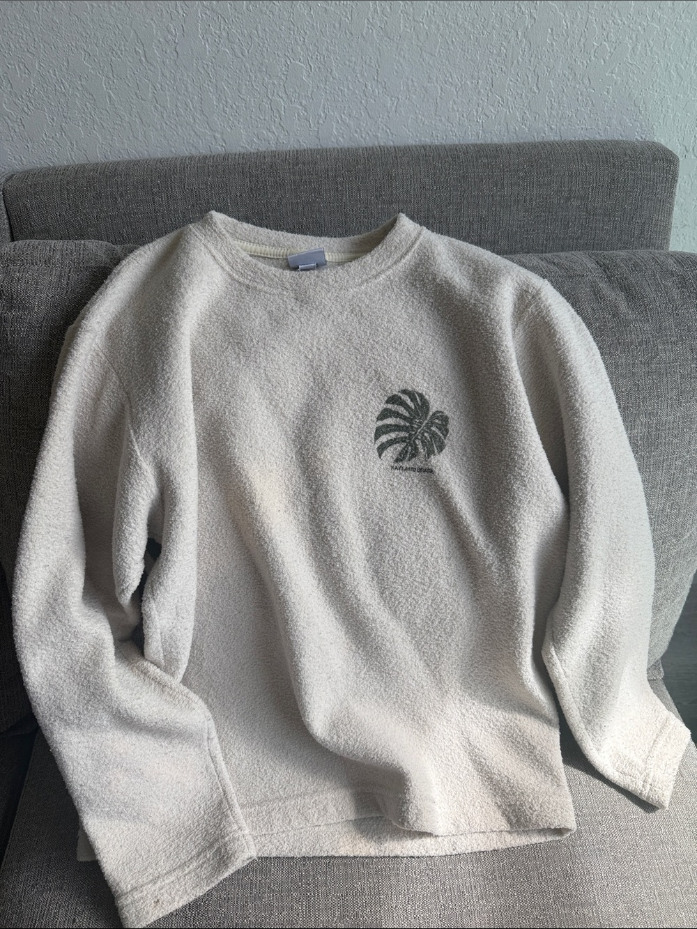 Men's Cream Crewneck Sweatshirt with Subtle Leaf Emblem